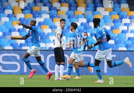 Naples, Italie. 17 octobre 2020. Victor Osimhen, l'avant-projet nigérian de Naples, célèbre après avoir remporté un but lors du match de football de Serie A SSC Napoli vs Atalanta BC. Naples a gagné 4-1. Crédit : Agence photo indépendante/Alamy Live News Banque D'Images