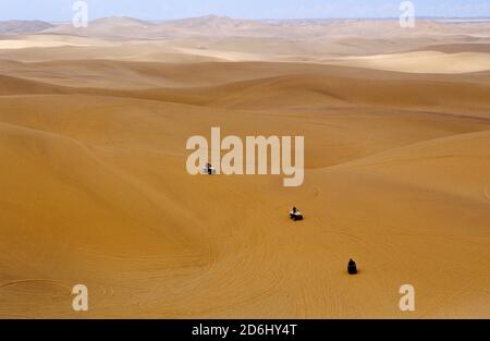 VTT dans les dunes, Namibie Banque D'Images