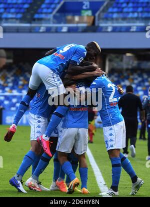 Naples, Italie. 17 octobre 2020. Les joueurs de Napoli célèbrent après le but de leur côté pendant le match de football série A SSC Napoli vs Atalanta BC. Naples a gagné 4-1. Crédit : Agence photo indépendante/Alamy Live News Banque D'Images