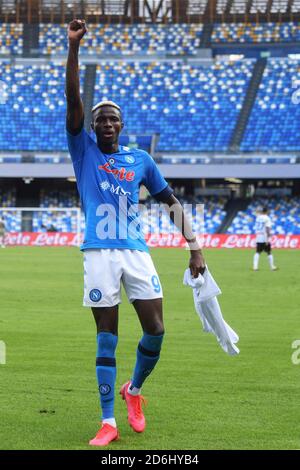 Naples, Italie. 17 octobre 2020. Victor Osimhen, le joueur nigérian de Napoli, donne un avant-première après avoir remporté le match de football de la série A SSC Napoli vs Atalanta BC. Naples a gagné 4-1. Crédit : Agence photo indépendante/Alamy Live News Banque D'Images