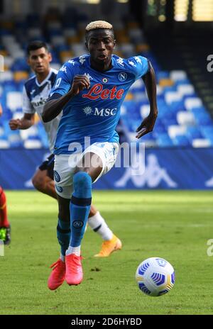 Naples, Italie. 17 octobre 2020. Victor Osimhen, l'avant nigérian de Napoli, contrôle le ballon pendant le match de football série A SSC Napoli vs Atalanta BC. Naples a gagné 4-1. Crédit : Agence photo indépendante/Alamy Live News Banque D'Images