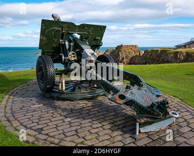 Un canon d'artillerie de campagne militaire britannique de 25 lires, Dunbar, East Lothian, Écosse, Royaume-Uni Banque D'Images