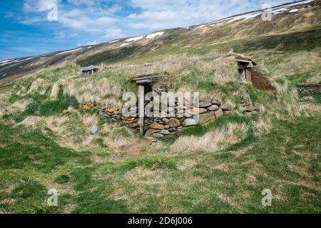 À l'extérieur de la maison d'alimentation pour l'alimentation d'hiver des moutons Islande Banque D'Images