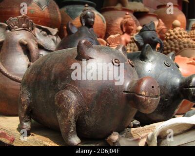 Gros plan des sculptures de porc en métal Banque D'Images