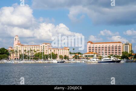 L'hôtel Vinoy, le port de plaisance et les condos de l'autre côté du bassin North Yacht, sur le front de mer du centre-ville de St Petersburg en Floride Banque D'Images