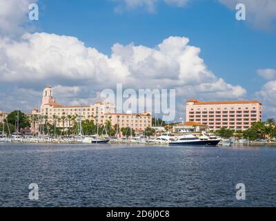 L'hôtel Vinoy, le port de plaisance et les condos de l'autre côté du bassin North Yacht, sur le front de mer du centre-ville de St Petersburg en Floride Banque D'Images