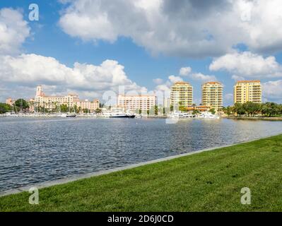 L'hôtel Vinoy, le port de plaisance et les condos de l'autre côté du bassin North Yacht, sur le front de mer du centre-ville de St Petersburg en Floride Banque D'Images