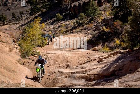 10 octobre 2020 : un motard en terre profite de l'un des nombreux sentiers du désert de Hartman Rocks. Situé à la périphérie de Gunnison, Colorado, le terrain de loisirs Hartman Rocks comprend plus de 14 000 acres ou terrains publics gérés par le Bureau de gestion des terres (BLM). Les conducteurs de 4x4, les motards de montagne, les motards, les randonneurs et les coureurs de sentier peuvent profiter d'une variété de sentiers polyvalents. Gunnison, Colorado. Banque D'Images