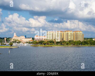 L'hôtel Vinoy, le port de plaisance et les condos de l'autre côté du bassin North Yacht, sur le front de mer du centre-ville de St Petersburg en Floride Banque D'Images