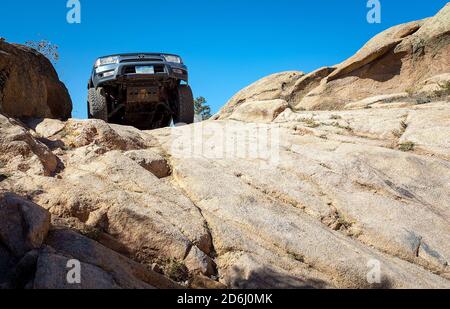 10 octobre 2020 : un chauffeur de 4x4 bénéficie de l'un des nombreux sentiers de randonnée dans le désert de Hartman Rocks. Situé à la périphérie de Gunnison, Colorado, le terrain de loisirs Hartman Rocks comprend plus de 14 000 acres ou terrains publics gérés par le Bureau de gestion des terres (BLM). Les conducteurs de 4x4, les motards de montagne, les motards, les randonneurs et les coureurs de sentier peuvent profiter d'une variété de sentiers polyvalents. Gunnison, Colorado. Banque D'Images