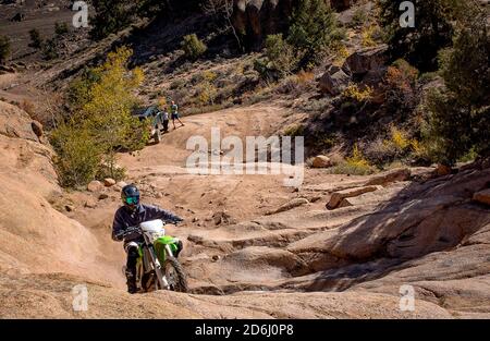 10 octobre 2020 : un motard en terre profite de l'un des nombreux sentiers du désert de Hartman Rocks. Situé à la périphérie de Gunnison, Colorado, le terrain de loisirs Hartman Rocks comprend plus de 14 000 acres ou terrains publics gérés par le Bureau de gestion des terres (BLM). Les conducteurs de 4x4, les motards de montagne, les motards, les randonneurs et les coureurs de sentier peuvent profiter d'une variété de sentiers polyvalents. Gunnison, Colorado. Banque D'Images