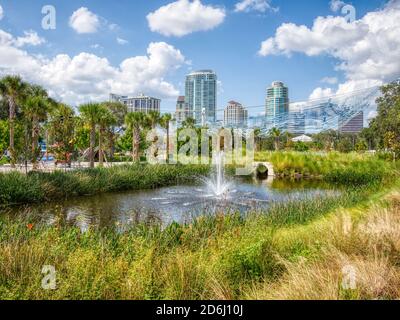 Un plan d'eau sur la nouvelle jetée reconstruite de St Pete à Saint-Pétersbourg, Floride, États-Unis, a ouvert ses portes en 2020 Banque D'Images