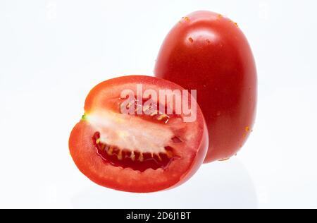 Tomates fraîches de poire rouge, mini tomates, sur fond blanc. Banque D'Images