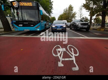 Bucarest, Roumanie - 01 octobre 2020 : un quartier rouge sur une piste cyclable devant des voitures qui attendent au feu sur un boulevard de Buch Banque D'Images