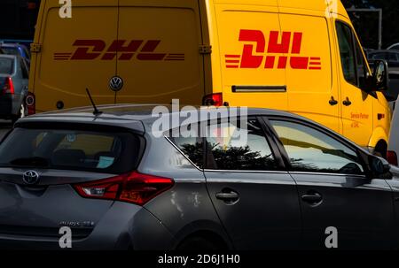 Bucarest, Roumanie - 10 octobre 2020 un minibus de livraison jaune DHL est vu dans une rue de Bucarest. Cette image est destinée à un usage éditorial uniquement. Banque D'Images