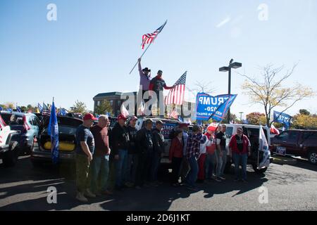 Newtown, Pennsylvanie, États-Unis - 10/17/2020: Les partisans du président Donald Trump se font la queue dans les voitures, les camions et les motos et se conduisent en Pennsylvanie, à partir de N Banque D'Images