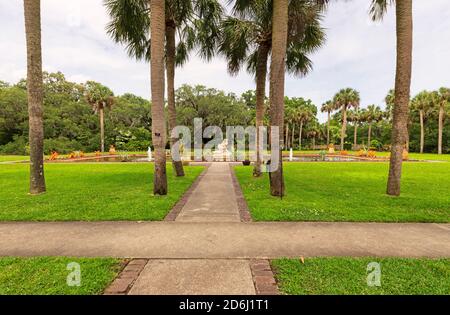 Brookgreen Gardens, Murrells Inlet, Caroline du Sud. Les palmiers et les chemins formels mènent à des éléments aquatiques et à la sculpture dans la sculpture historique et botanique Banque D'Images