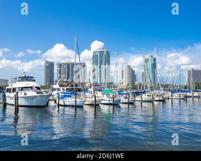 Port de plaisance en bord de mer avec vue sur Saint-Pétersbourg Florifa USA in l'arrière-plan Banque D'Images