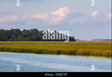 Bryan Creek au large de Calibogue Sound, en Caroline du Sud, au début de l'automne. L'accès au pont Karl Bowers à Hilton Head Island est visible au loin. Banque D'Images