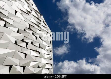 Façade brillante avec divers panneaux en aluminium réfléchissant, Titanic Belfast Visitor Centre, architecture moderne, architecte Eric Kuhne, Titanic Quarter Banque D'Images