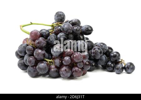 Raisins noirs frais sur fond blanc isolé Banque D'Images