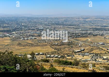 Vue depuis le bord de la vallée du Rift africain jusqu'à la ville de MEK'ele, MEK'ele, région du Tigray, Ethiopie Banque D'Images