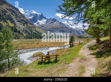 Sentier de randonnée et ruisseau glacier dans la vallée de Roseg, Val Roseg avec Piz Roseg, Pontresina, Alpes de Bernina, haute Engadine, Engadine, Grisons Banque D'Images