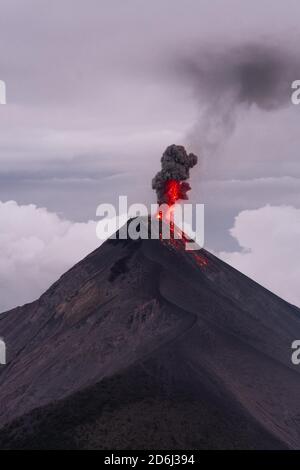 Volcan incandescent de lave et de fumée, éruption volcanique, volcan de Fuego, Guatemala Banque D'Images