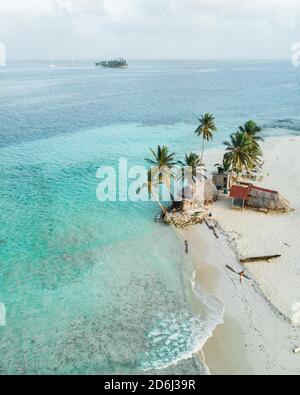 Vue aérienne, île tropicale avec palmiers et huttes, îles San Blas, Panama Banque D'Images