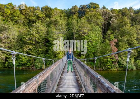 Randonnée sur pont suspendu, rivière Waiau, Kepler Track, parc national Fiordland, Southland, Île du Sud, Nouvelle-Zélande Banque D'Images