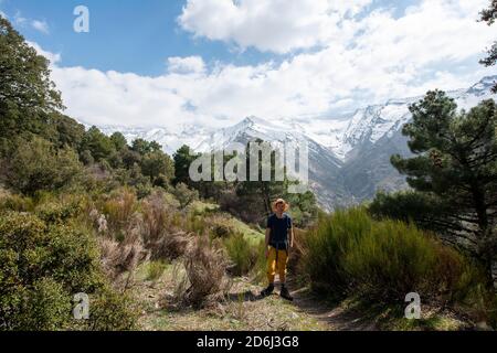 Randonneur sur un sentier de randonnée, sentier de randonnée Vereda de la Estrella, derrière la Sierra Nevada avec les sommets de Mulhacen et Pico Alcazaba, montagnes enneigées Banque D'Images