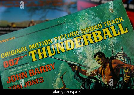 Viersen, Allemagne - juillet 9. 2020: Gros plan de la couverture de vinyle vintage isolé avec bande sonore du film James Bond 007 le tonnerre de la seventie Banque D'Images