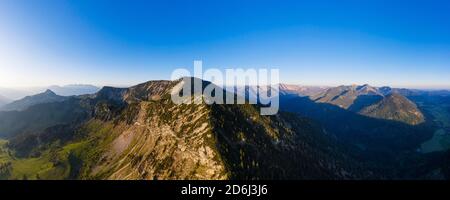 Panorama, petit et grand Troithen, gauche Sudelfeld, droite Leitzachtal près de Bayrischzell, Mangfall montagnes, image de drone, haute-Bavière, Bavière Banque D'Images