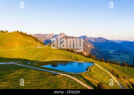 Lac de stockage Walleralm à Sudelfeld dans la lumière du matin, près de Bayrischzell, montagnes de Mangfall, image de drone, haute-Bavière, Bavière, Allemagne Banque D'Images