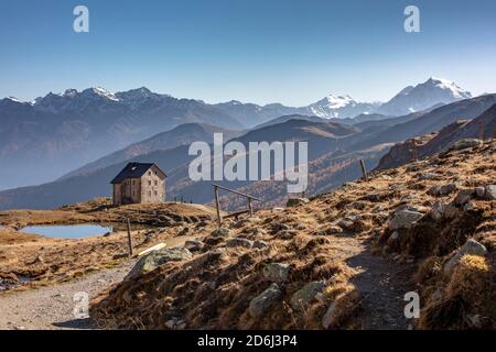 Cabane de montagne Sesvenna en face d'un panorama alpin avec Ortler, Tyrol du Sud, Italie Banque D'Images