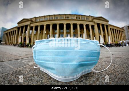 La ville de Stuttgart dépasse la marque corona importante, incidence sur 7 jours, masque jeté se trouve sur le sol, Koenigsbau, crise corona, Stuttgart Banque D'Images