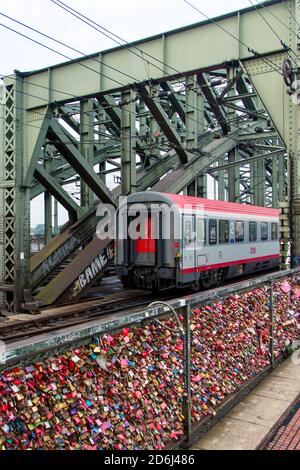 Belle photo d'un mur entièrement recouvert de cadenas colorés sur une plate-forme ferroviaire Banque D'Images