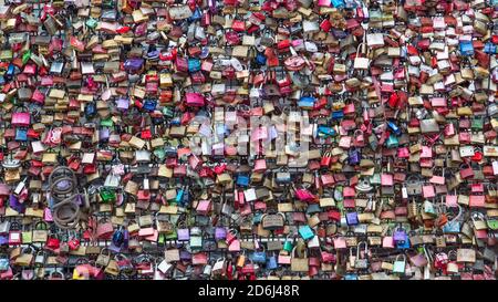 Belle photo d'un mur entièrement recouvert de cadenas colorés attaché à proximité l'un de l'autre Banque D'Images