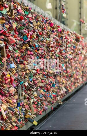 Belle photo d'un mur entièrement recouvert de cadenas colorés attaché à proximité l'un de l'autre Banque D'Images