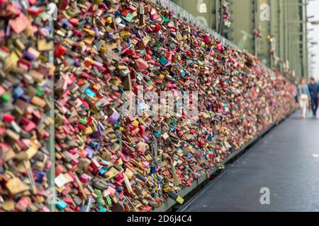 Belle photo d'un mur entièrement recouvert de cadenas colorés attaché à proximité l'un de l'autre Banque D'Images