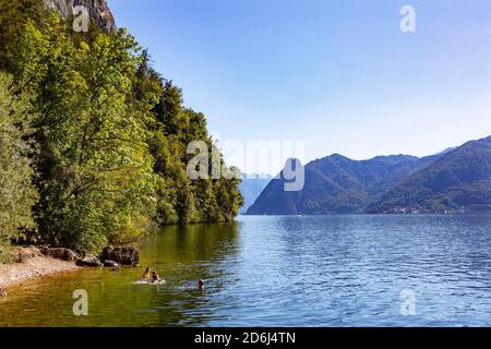 Plage de baignade au lac de Traun près de Gmunden, Salzkammergut, haute-Autriche, Autriche Banque D'Images