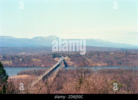 RIP Van Winkle Bridge au-dessus de l'Hudson River avec Catskill Mountains en arrière-plan, Hudson, New York, États-Unis Banque D'Images