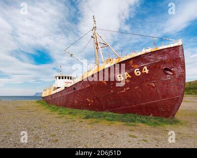 Ancien naufrage échoué sur la plage, Gardar BA 64 sur la route 612, fjord de Patreksfjoerour, Patreksfjoerdur, Vestfiroir, Westfjords, Islande Banque D'Images