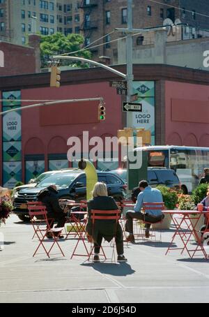 Personnes assises dans Chaires, Street Scene, Sixth Avenue, Greenwich Village, New York City, New York, Etats-Unis Banque D'Images