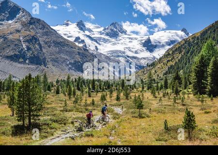 Sentier de randonnée et VTT dans la vallée de Roseg, Val Roseg avec Piz Glueschat et le glacier de Roseg, Pontresina, Alpes de Bernina, haute Engadine Banque D'Images