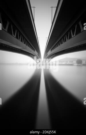 Le pont Minna Todenhagen à Nebel relie Oberschoeneweide à Niederschoeneweide, Treptow-Koepenick, Berlin, Allemagne Banque D'Images