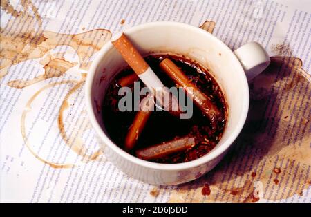 Cigarettes dans une tasse de café, dégoûtant, cendrier, Berlin, Allemagne Banque D'Images