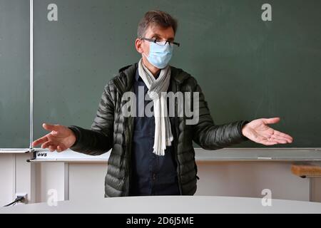 Professeur avec veste d'hiver épaisse, écharpe et masque facial dans l'enseignement en classe, crise Corona, Stuttgart, Bade-Wurtemberg, Allemagne Banque D'Images