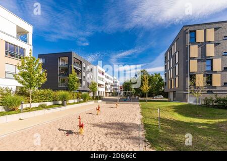 Terrain de jeu en face d'un immeuble moderne, maison résidentielle, bac à sable, Tuebingen, Bade-Wurtemberg, Allemagne Banque D'Images