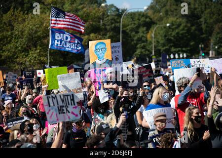 Washington, États-Unis. 17 octobre 2020. Les manifestants se rassemblent par milliers pour la Marche des femmes à Washington, DC, le 17 octobre 2020, dans le contexte de la pandémie du coronavirus. Le week-end suivant les audiences rapides de la Commission judiciaire du Sénat américain sur la candidature du président américain Trump à la Cour suprême, Amy Coney Barrett, les manifestants se sont rassemblés en grand nombre après que les partisans et les manifestants de Barrett aient manifesté au Capitole tout au long de la semaine. (Graeme Sloan/Sipa USA) Credit: SIPA USA/Alay Live News Banque D'Images